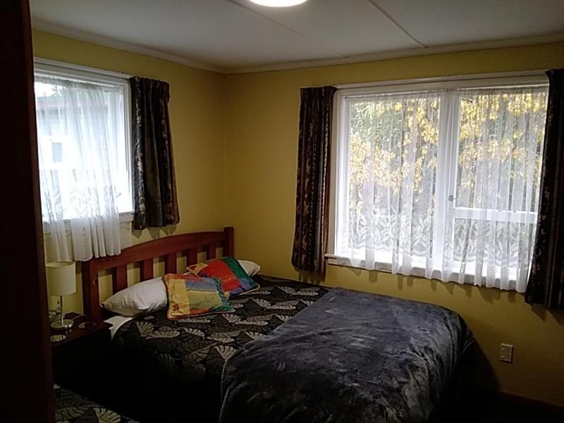 Accommodation Fiordland -The Three Bedroom House At 226A Milford Road เทอาเนา ภายนอก รูปภาพ