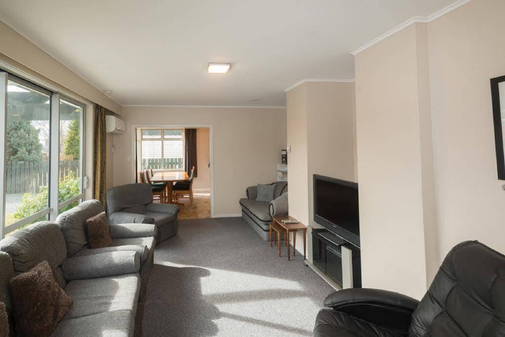Accommodation Fiordland -The Three Bedroom House At 226A Milford Road เทอาเนา ภายนอก รูปภาพ